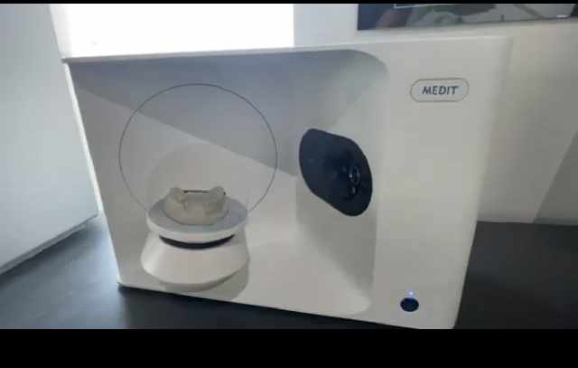 Foto 1 - Medit t710 tabletop 3d dental scanner